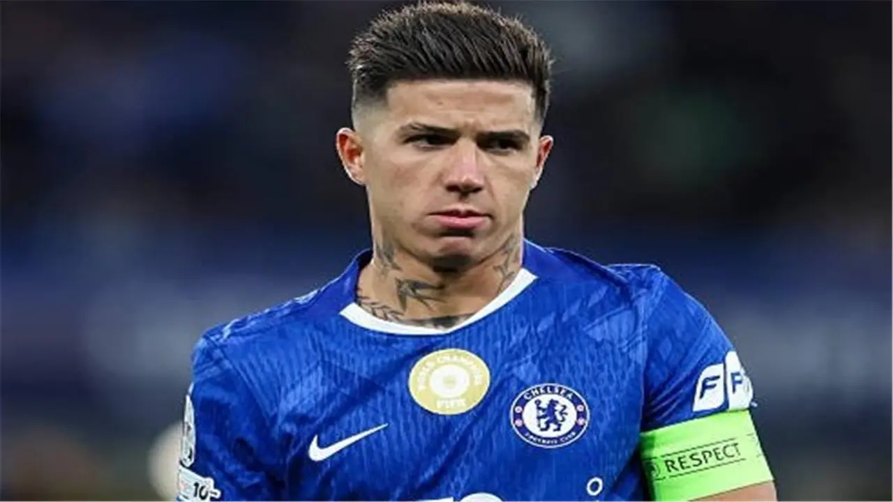 تليجراف: إنزو فرنانديز يثير استياء لاعبي تشيلسي بسبب ريال مدريد